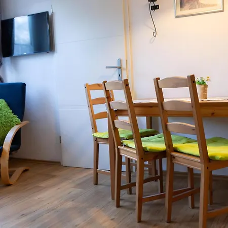 Mit Balkon Und Zwei Schlafzimmern Apartament