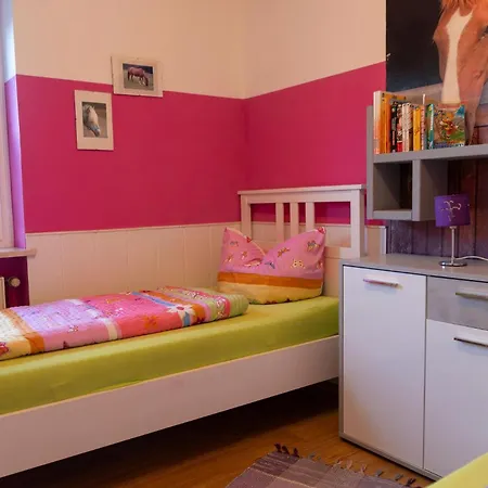 Mit Balkon Und Zwei Schlafzimmern *